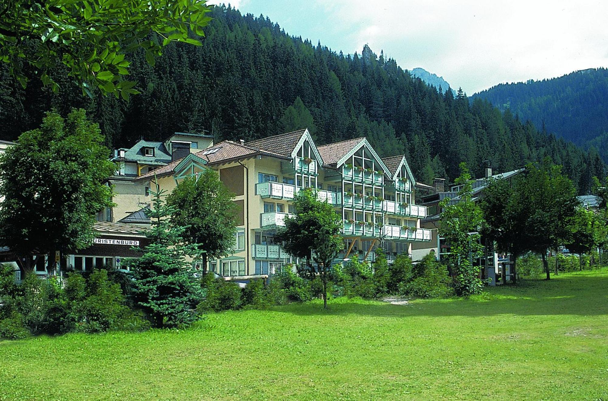 Hotel Dolomiti Schloss Canazei Exterior foto